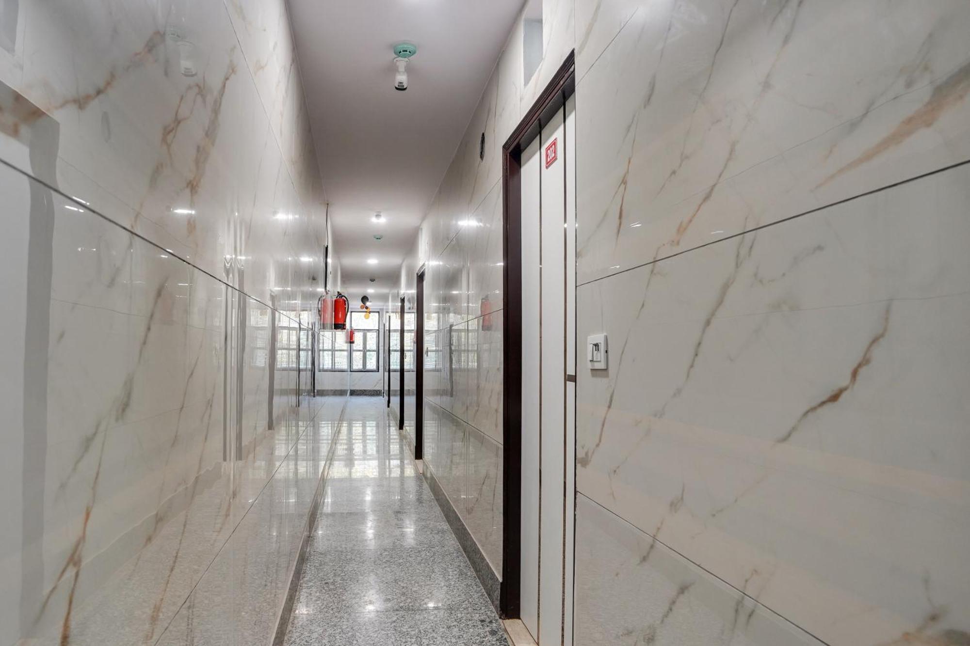 Super Hotel O Hotel Gold Star Ню Делхи Екстериор снимка