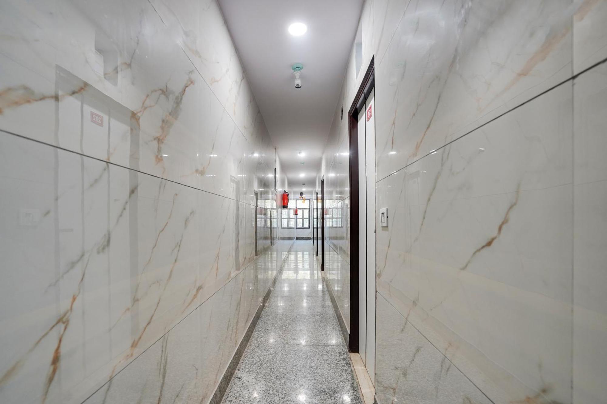 Super Hotel O Hotel Gold Star Ню Делхи Екстериор снимка