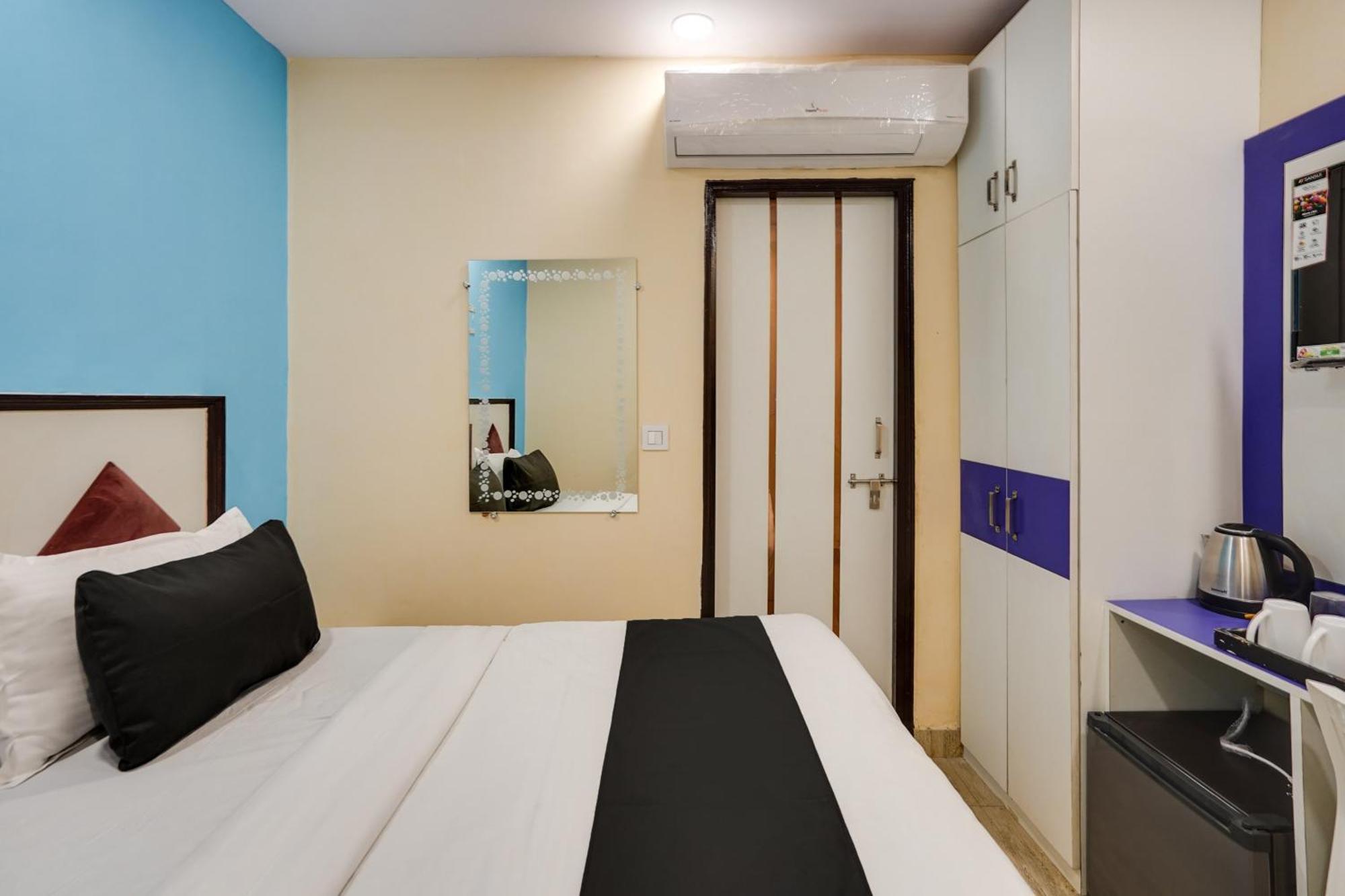 Super Hotel O Hotel Gold Star Ню Делхи Екстериор снимка